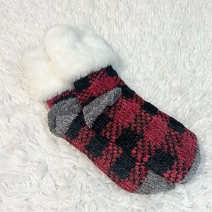 Christmas Holiday No Slip Extra Thick Sock Slippers OS NWOT Black Red Plaid